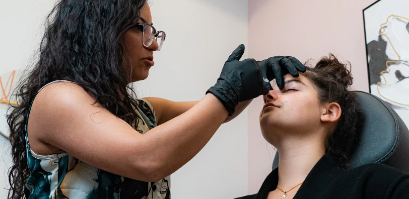 injector giving female patient forehead botox